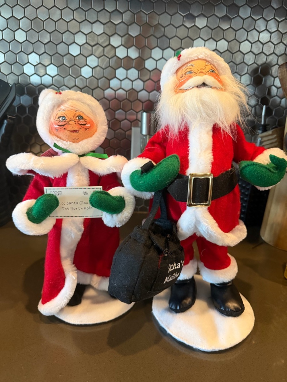 Classic Santa & Mrs. Claus Figurine Pair - Red and Green Holiday Décor
